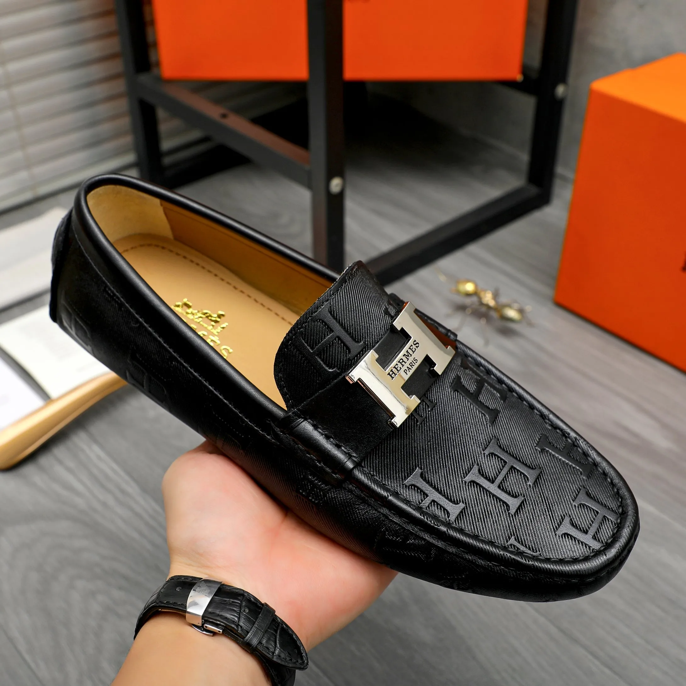 Men's shoes 💰p420 Product trademark: HERMES "Hermes" casual slip-on men's shoes Regular size: 38-44 Product materials: Selected embossed cowhide upper, sheepskin lining, original rubber outsole